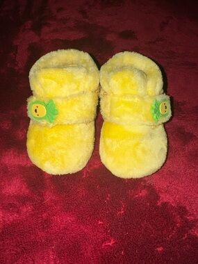 UGG Kids Yellow Plush Pineapple Slippers SIZE 04/05